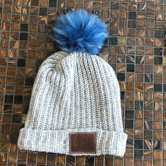 Love Your Melon Accessories - ❄️❄️ Love Your Melon beanie with faux fur pom